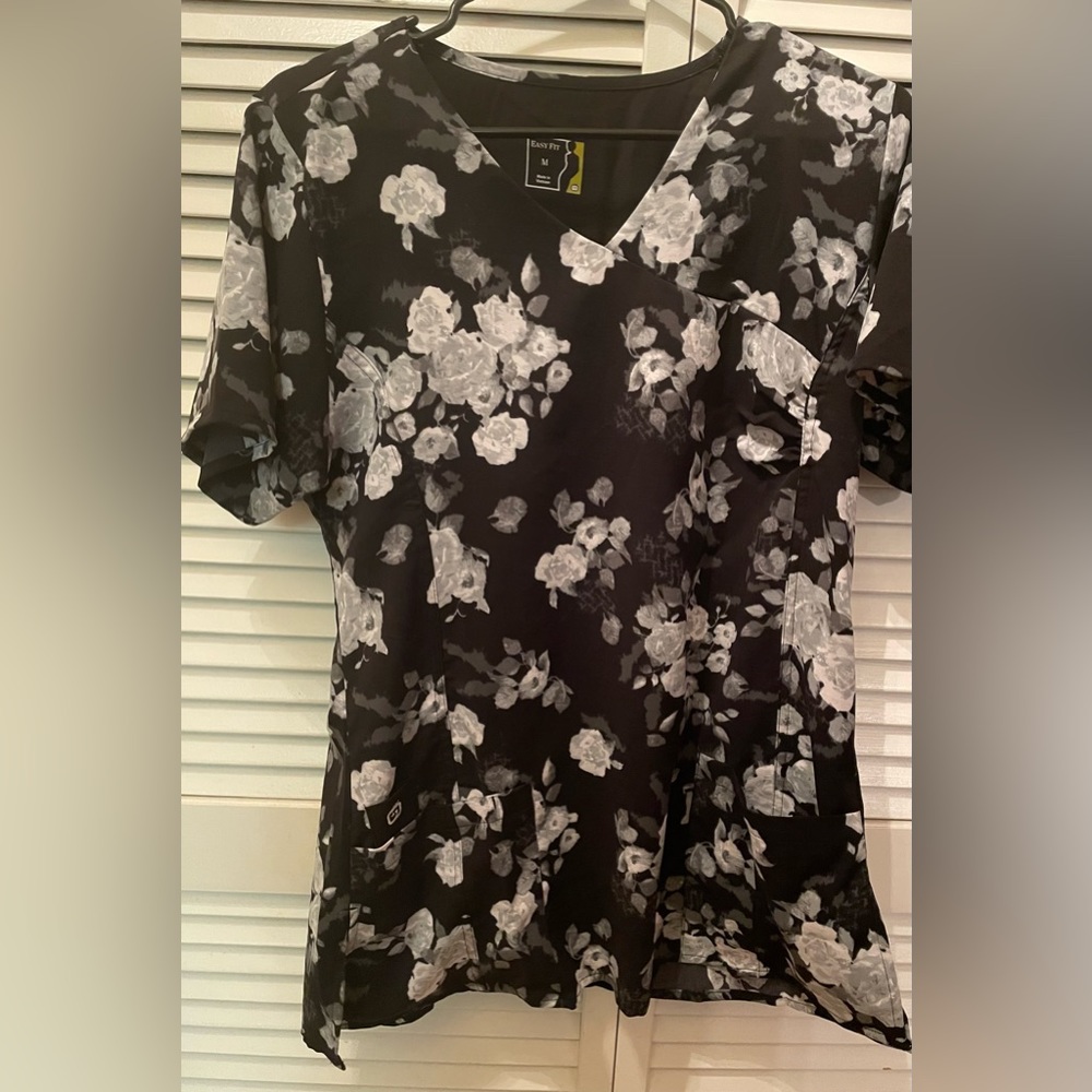 Women’s EasyFit scrub shirt. Stretch. Size M.